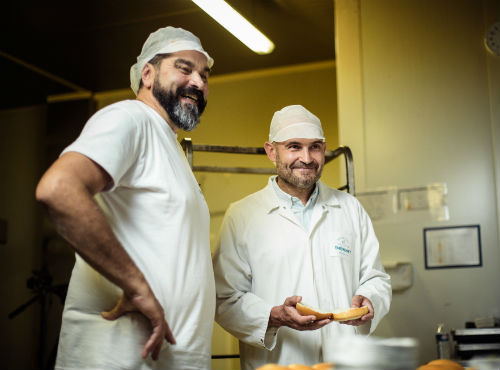 Christophe, le big boss du Ninkasi & Christophe, le responsable de fabrication de nos buns à la boulangerie Thévenet © Joris Couronnet