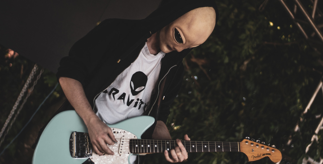 Delirium #16 : Graviity + Jon Bovi & More