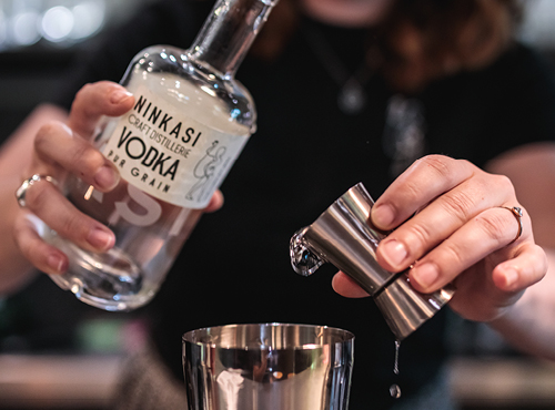 Vodca Bouteille En Verre Avec Du Concombre Rondelle De Citron