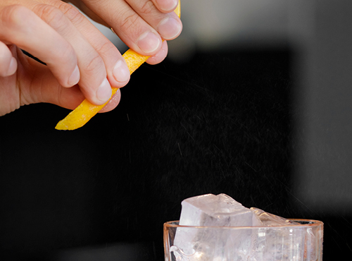 Pressez votre zeste afin d’en faire ressortir les effluves et déposer le délicatement au dessus de votre verre !
