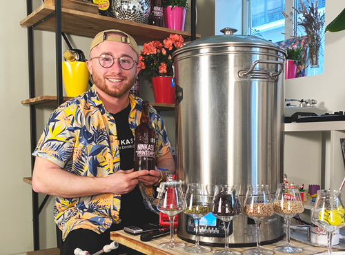 Thibault vous montre comment brasser une bière aux fleurs ! 