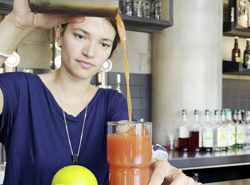 Lilya, brand ambassadrice Ninkasi, prépare un Bloody Mary 